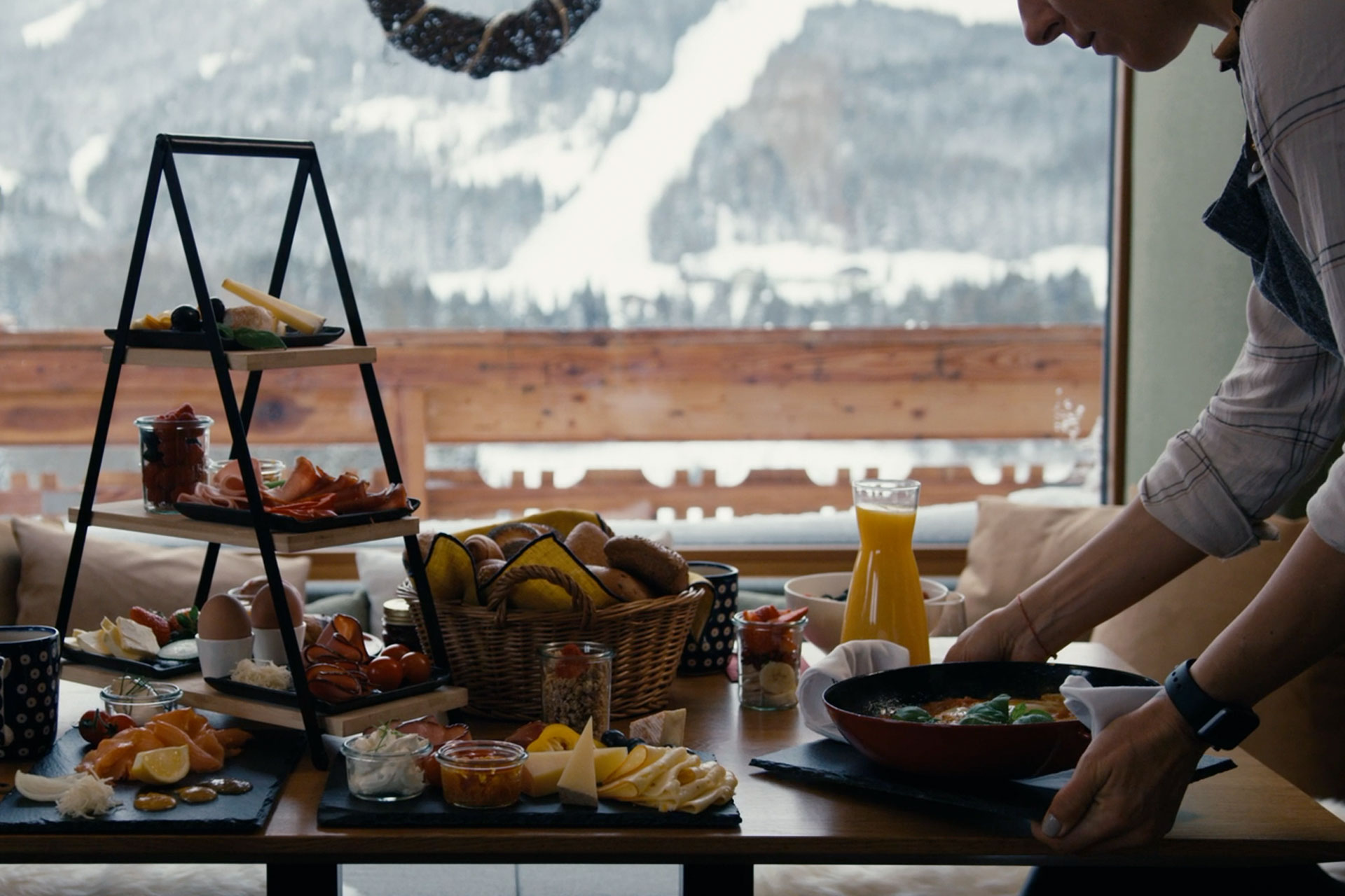 Breakfast with a view of the snow