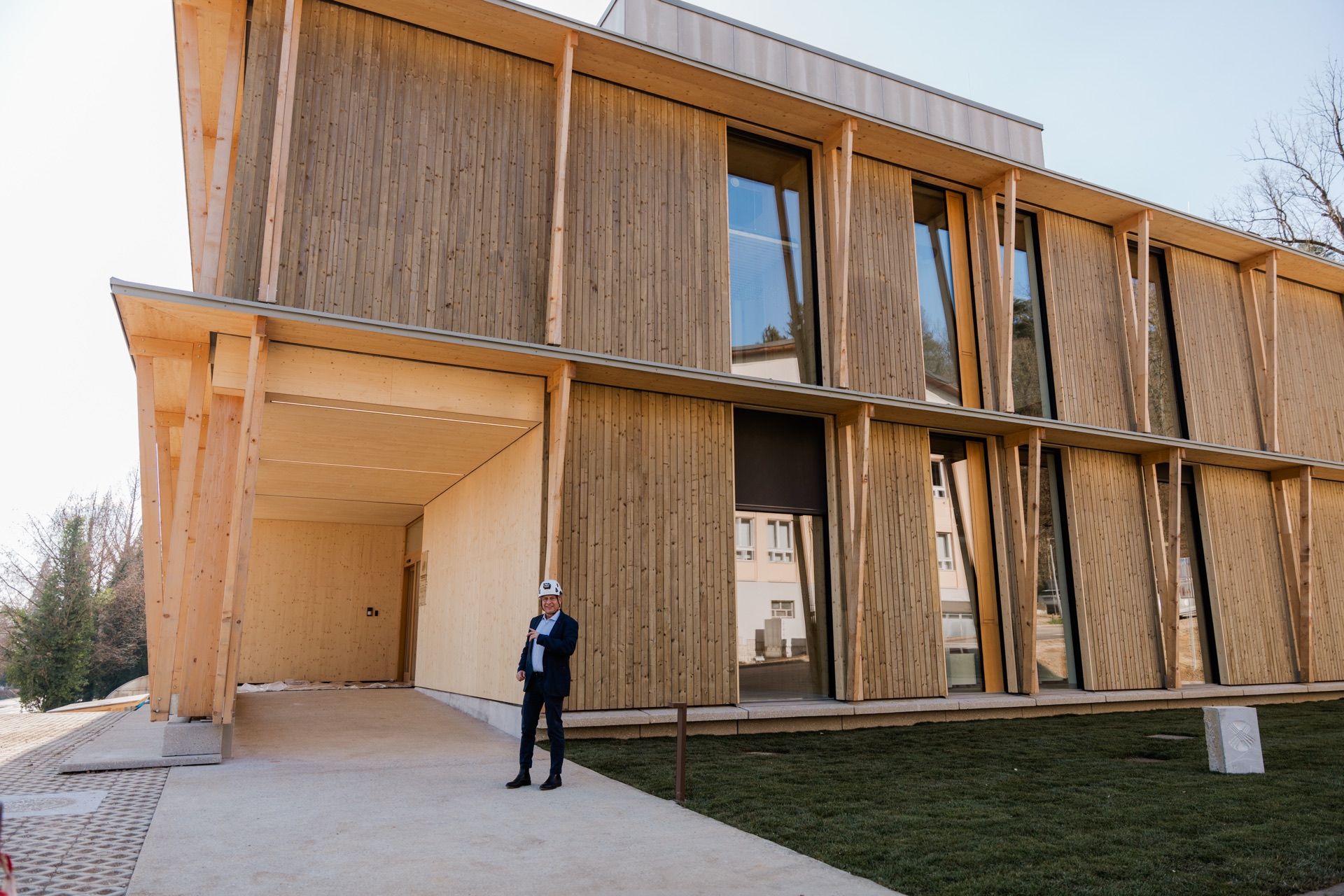 The timber facade in vertical larch cladding